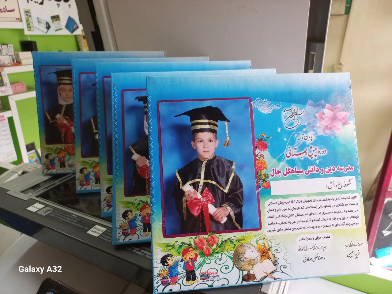 نوع کار : لوح ایستاده.  تاشو و خط تا
طرح  وصحافی :رنگی بهمراه متن مورد نظر و عکس دلخواه  و اندازه دلخواه
موارد مصرف : می توانید جشن البفا . جشن تولد . لوح سپاس . جشن تکلیف و...