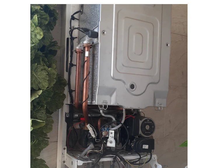 سرویس کامل دستگاه پکیج بوتان مدل آپتیما و نصب مجدد ، نصب فیلتر و تعویض شلنگ های  باکیفیت زیر پکیج 