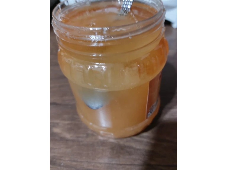 عسل رس بسته که نشاندهنده اینه که عسل زنده و حرارت ندیده هست . عسلهای طبیعی معمولا در زمستان با تغییر دما رس می بندند که نشان میدهد زنبوردار هیچ حرارتی به عسل نداده تا خاصیت آن حفظ شود.