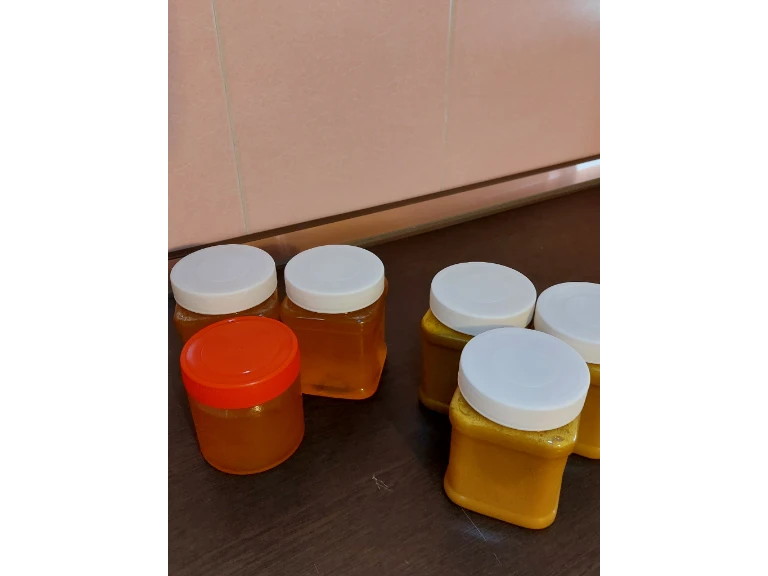 سمت راست میکس گرده گل با عسل که یک مولتی ویتامین طبیعی هست.
سمت چپ میکس ژل رویال با عسل که بمب انرژی و تقویت کننده سیستم ایمنی هست .