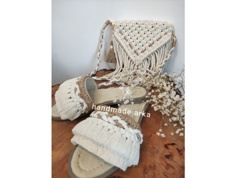 ست کیف و صندل مکرومه
بافته شده با نخ مکرومه اعلاء
در رنگ‌بندی و سایز قابل اجراست

جهت ارتباط با ما👇
@arkaa_gallery

09390999686
