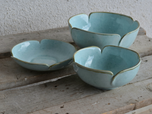 مجموعه ظروف کاربردی گل
رنگ آبی
سرامیک دست ساز
پخت دما بالا استحکام خوبی به این ظروف بخشیده.