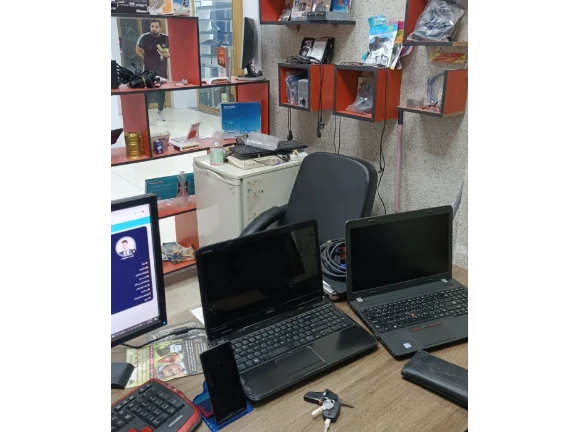 به دلیل تغییر شغل تمامی اجناس زیر قیمت بازار فروخته می شود.
شامل : کابل برق . ماوس . کیبورد . مادربرد . پاور . میز و صندلی و غیره