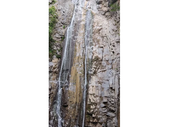 سکوت در کنار ابشار