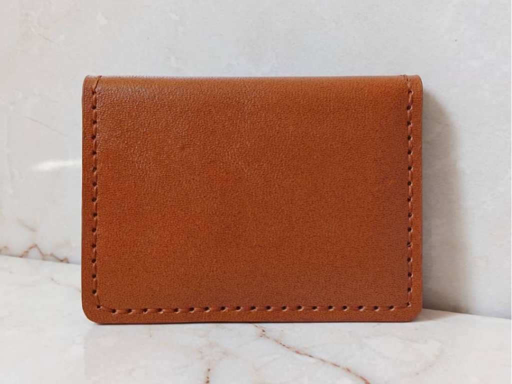 کیف جاکارتی تمام چرم 
دارای ۸تا ۱۰عدد جای کارت 
دوخته شده با نخ موم زده 
با رنگ لبه حرفه‌ای 
صفرتا صد کار دست ساز و دست‌دوز هست 
قیمت با احترام: ۴۳۵تومن