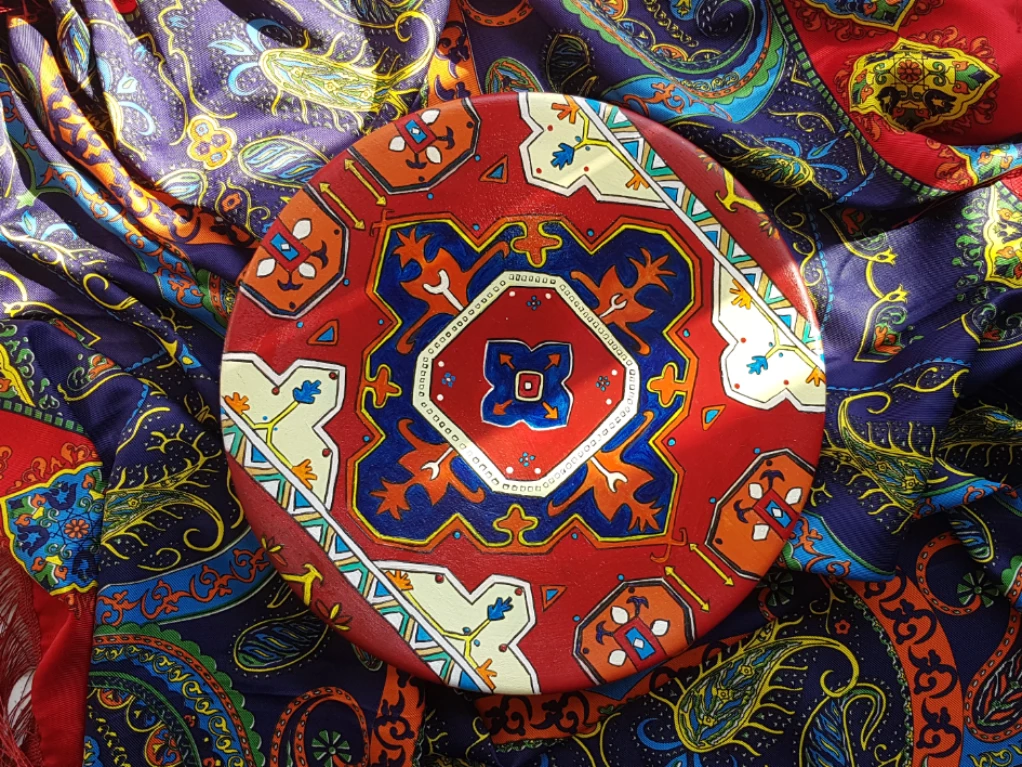 دیوار کوب سنتی "طرح فرش"😍

متریال:بشقاب سفالی
قطر ۳۰ سانت 
رنگ:اکرلیک🎨
کاملا ضدآب و قابل شستشو 🚿
دارای آویز پشت کار جهت نصب روی دیوار
✔میتونید ظرفو روی سه پایه دکوری هم بزارید برای روی میز😎
قیمت این صنایع دستی : ۳۵۰،۰۰۰ تومان

(اندازه و رنگ کار به سلیقه شما بستگی داره و قابل تغییر هست☺)
🚚ارسال به سراسر کشور با تیپاکس
