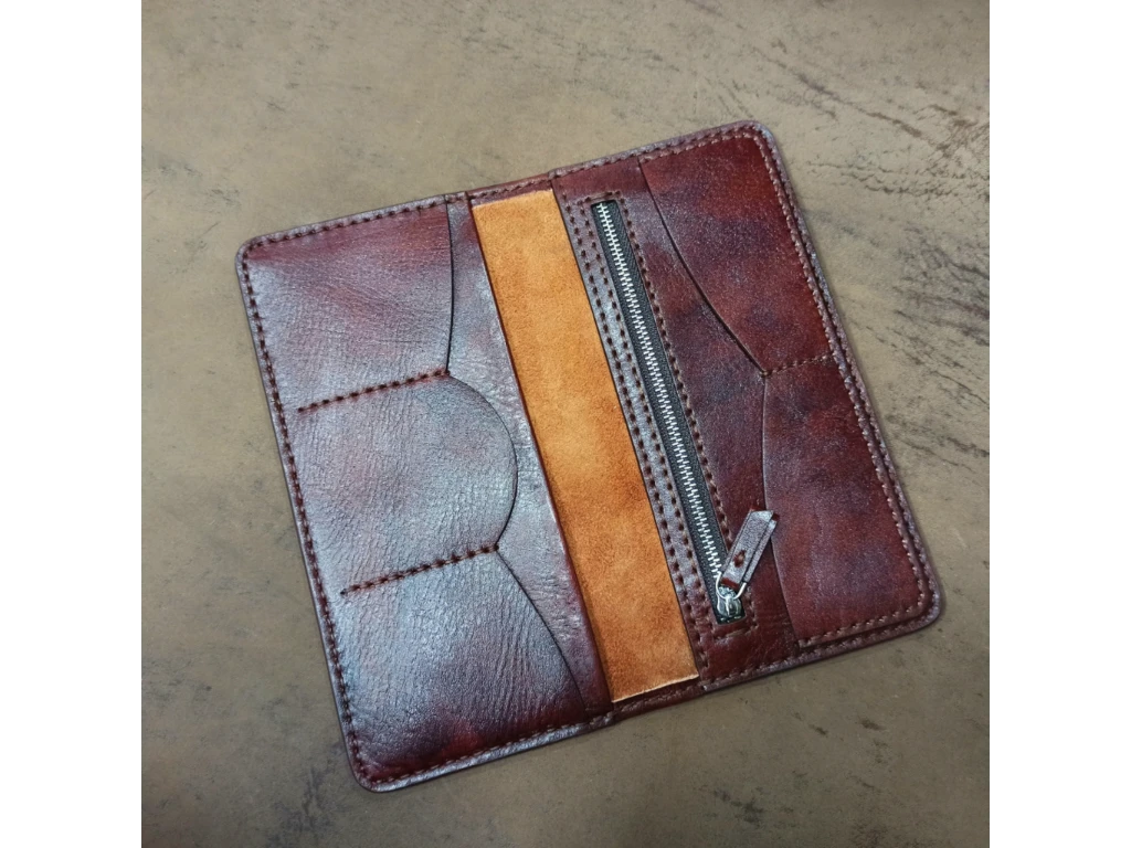 ⚫️ کیف پول  با چرم گاوی دسترنگ شده
⚫️کلی جاداره😏
⚫️ در رنگ های عسلی، قهوه ای قابل سفارش ست. 
⚫️ابعاد : 20*10
⚫️قیمت : 850/000 تومان