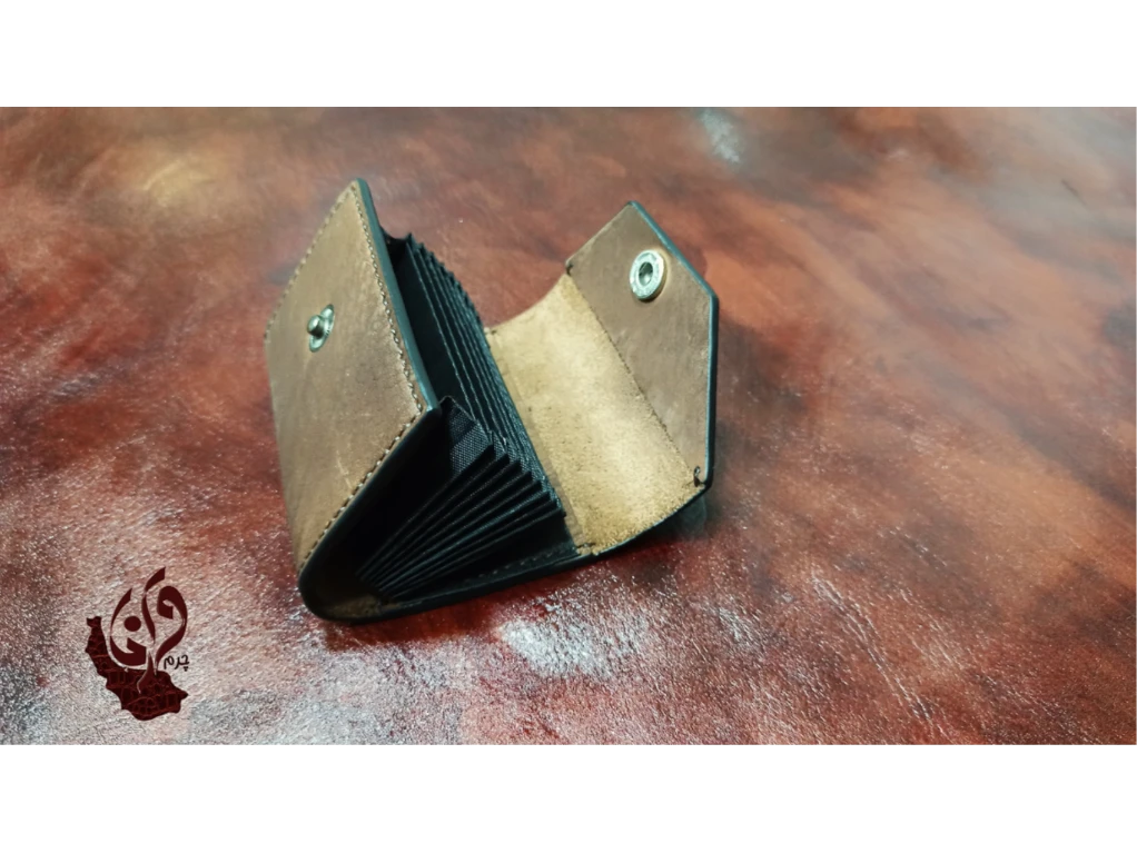 جاکارتی آکاردئونی با چرم طبیعی گاوی
جنس آکاردئون داخل جاکارتی برزنت میباشد.
قابلیت جای حداقل 30 عدد کارت و اسکناس بصورت تاشده 