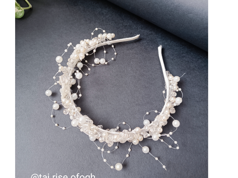 تل مرواریدی بهاری که لابلای مرواریدها هم گل کریستال بکاررفته 
خیلی کاربردی 
برای عروس خانم ها در جشن‌های حنابندون و فرمالیته بله برون عقد 