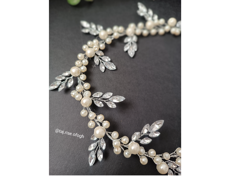 ریسه زیبای اروپایی که با مروارید و سنگ مارکیز درست شده 
ب طول ۳۰سانتی متر ،برای موهای باز وبسته 
در مدل ها ورنگهای مختلف قابل سفارش است 