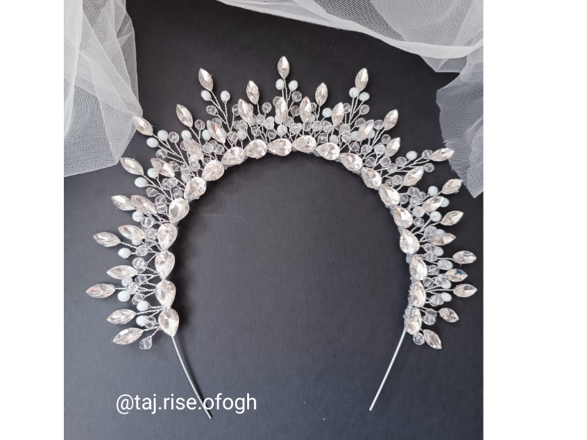 تاج عروس که با سنگهای اصل ساخته شده 
اصلا ریزش نداره ونمیشکنه 
برای عروس خانم های زیبا برای عروسیشون که باهاش مثل ملکه ها بدرخشن 