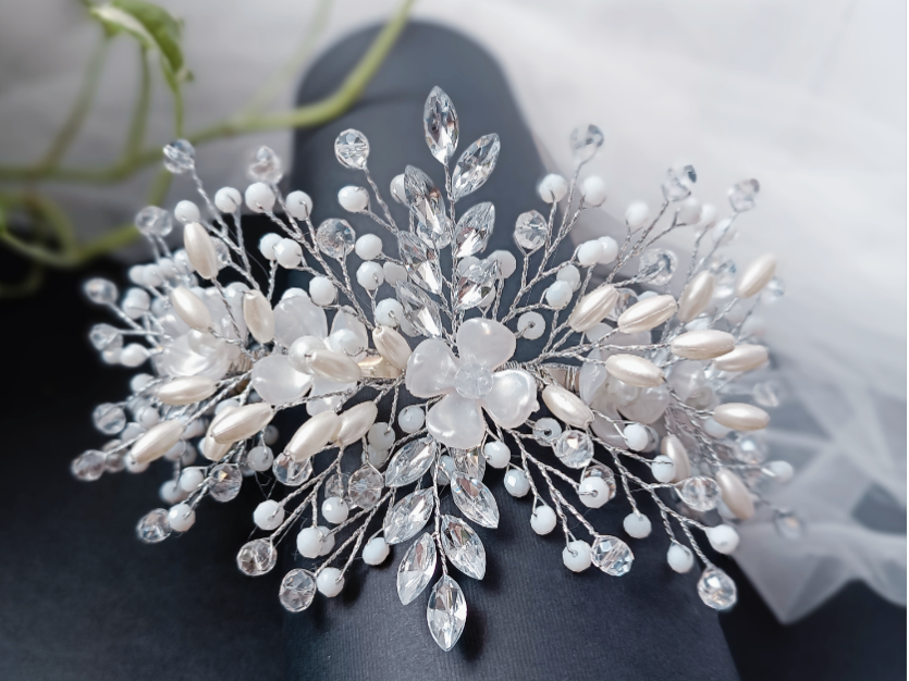 تل تاج عروس که بامروارید وسنگ کریستال وسنگ مارکیز درست شده 
برای عروس خانم های زیبا 
جشن فرمالیته حنابندون نامزدی عقد و.......
قابل سفارش درهررنگی 
