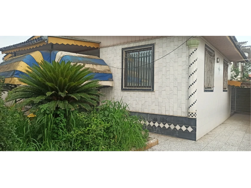 رهن اجاره ویلا دربست

این ویلا با زیربنای ۱۲۰ متری  با زمین ۴۰۰ متری واقع در منطقه‌ای ارام و دل‌نشین، به شما فرصتی برای تجربه‌ی زندگی بهتر و آرامش بخش در کلاچای می‌دهد.

این خانه دارای دو اتاق خواب است که فضایی راحت و آرام برای استراحت شما ایجاد می‌کنند. با داشتن کولر گازی، تابستان‌ها می‌توانید از هوای خنک و دلنشین خود لذت ببرید.

امکانات مدرن نیز در این خانه یافت می‌شوند. هود کارآمد در آشپزخانه به شما اجازه می‌دهد تا از آشپزی لذت ببرید و بوهای ناخوشایند را از بین ببرید. سینک دوقلو نیز از دیگر امکانات مهم آشپزخانه است که به شما در فرآیند آشپزی و نظم‌دهی به آن کمک می‌کند.

اما جذابیت این خانه تا حد زیادی به بیرون از خانه هم گسترده‌تر است. حیاطی گل‌کاری شده باعث می‌شود که در فضای باز، لحظات شادی و آرامش را تجربه کنید. این حیاط به‌عنوان یک پناهگاه طبیعی در دل شهر، فرصتی برای باغبانی و تماشای طبیعت را فراهم می‌کند.

از لحاظ امکانات پارکینگ نیز نگرانی ندارید. با پارکینگی با ظرفیت ۴ خودرو، دوستان و مهمانان خود را با اطمینان میزبانی کنید. حتی حیوانات خانگی شما نیز می‌توانند در این مکان فضای مطمئنی برای تردد داشته باشند.

اگر به دنبال فضایی با آرامش، امکانات مدرن و قابلیت‌هایی برای تفریح در خانه هستید، این ویلا با همه امکاناتی که ارائه می‌دهد، بهترین گزینه برای شما خواهد بود.

آدرس دفتر : کلاچای ، بولوار امام خمینی شرقی ، میدان ام الشهدا ، مجتمع تجاری ولی عصر ، طبقه همکف ، واحد ۶۳ ، املاک یازده

ما رو در اینستاگرام و تلگرام و فیسبوک دنبال کنید