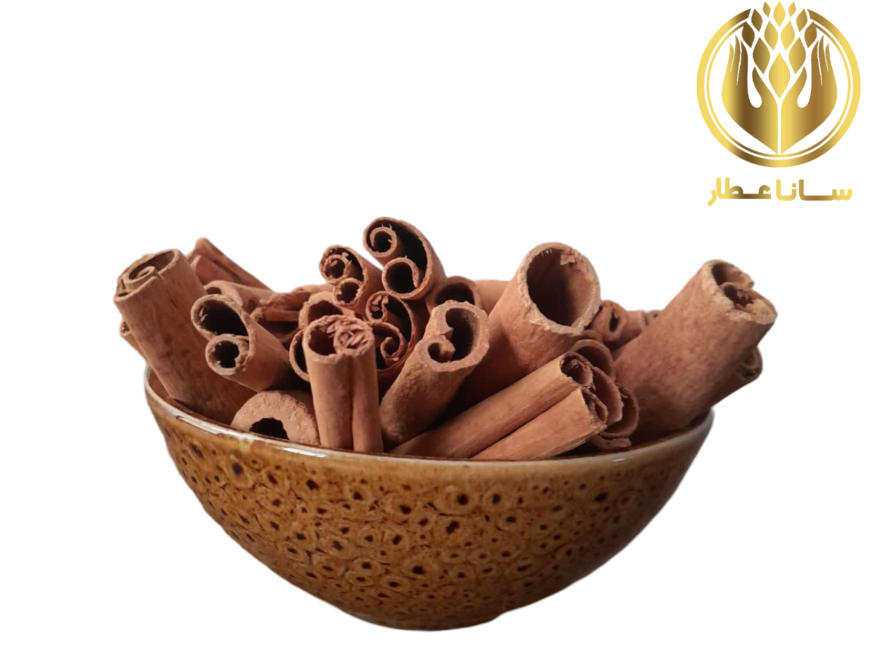 دارچین سیگاری
طبع دارچین گرم و خشک است.دارچین سیگاری بیشتر در تهیه دمنوش استفاده می شود.از خواص آن می توان به کنترل قند و کلسترول خون،جلوگیری از آلزایمر،خاصیت ضد عفونی کنندگی،ضدالتهابی،بهبود گردش خون و درمان اگزما و رفع بوی بد دهان اشاره کرد.دارچین بهترین درمان برای افسردگی های زمستان است و بوی آن می تواند باعث کاهش اضطراب و تحریک پذیری شود.دارچین باعث افرایش گردش خون در بدن می شود و به همین دلیل موجب کاهش دردها می شود.دارچین می تواند از رشد سلول های سرطانی جلو گیری کند.مصرف هم زمان مقدار زیاد دارچین با داروهای قلبی و عروقی،دیابت و کبد می تواند تداخل ایجاد کند.این ادویه می تواند اثرات آن ها را افزایش داده و عوارض احتمالی آنها را تشدید نماید.