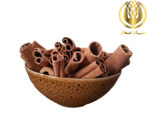 دارچین سیگاری
طبع دارچین گرم و خشک است.دارچین سیگاری بیشتر در تهیه دمنوش استفاده می شود.از خواص آن می توان به کنترل قند و کلسترول خون،جلوگیری از آلزایمر،خاصیت ضد عفونی کنندگی،ضدالتهابی،بهبود گردش خون و درمان اگزما و رفع بوی بد دهان اشاره کرد.دارچین بهترین درمان برای افسردگی های زمستان است و بوی آن می تواند باعث کاهش اضطراب و تحریک پذیری شود.دارچین باعث افرایش گردش خون در بدن می شود و به همین دلیل موجب کاهش دردها می شود.دارچین می تواند از رشد سلول های سرطانی جلو گیری کند.مصرف هم زمان مقدار زیاد دارچین با داروهای قلبی و عروقی،دیابت و کبد می تواند تداخل ایجاد کند.این ادویه می تواند اثرات آن ها را افزایش داده و عوارض احتمالی آنها را تشدید نماید.