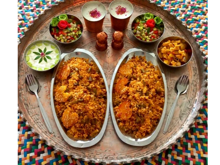 آشپزخانه خانگی  پذیرش سفارش انواع غذا و دسر و پیش غذا ، ایرانی و فرنگی 
ارائه غذاهای نیمه آماده مثل ( انواع همبرگر ، کباب لقمه ، کشک و بادمجان ، انواع کلاب ، شنیسل و ... )