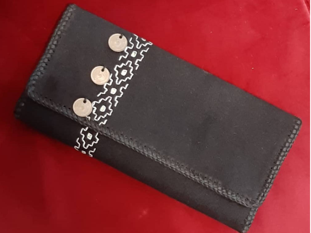 هنر زیبای چرم دوزی، دوخت انواع کیفهای چرمی با دست، تلفیق هنر چرم با هنر اصیل سوزندوزی