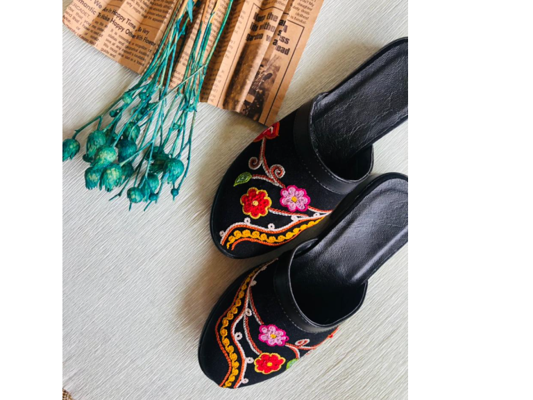 رشتی دوزی بر روی صندل زنانه